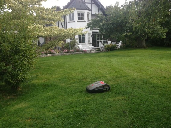 Der Alko Robolinho 3000 auf einem Testgelände.